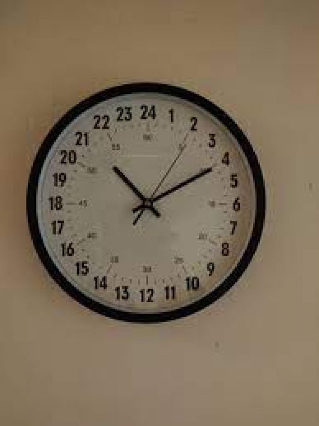 क्यों 12 की जगह 24 घंटे की होती है स्टेशन की घड़ी?